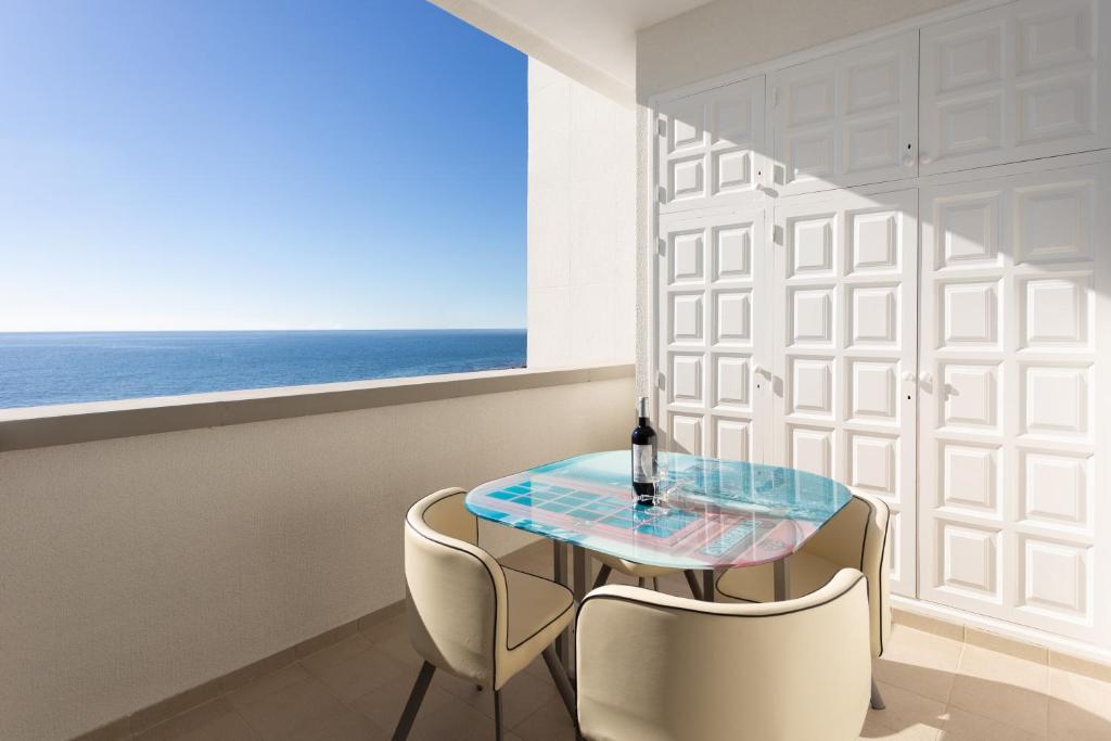 une salle à manger avec une table en verre et deux chaises dans l'établissement Casa Marechu, à Santa Cruz de Tenerife