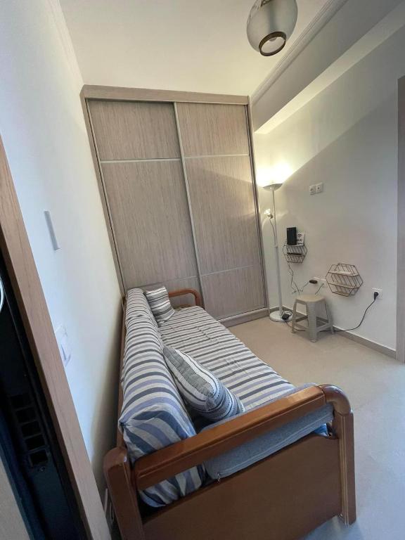 a small bed in a room with a closet at Διαμέρισμα στη Ναύπακτο in Nafpaktos