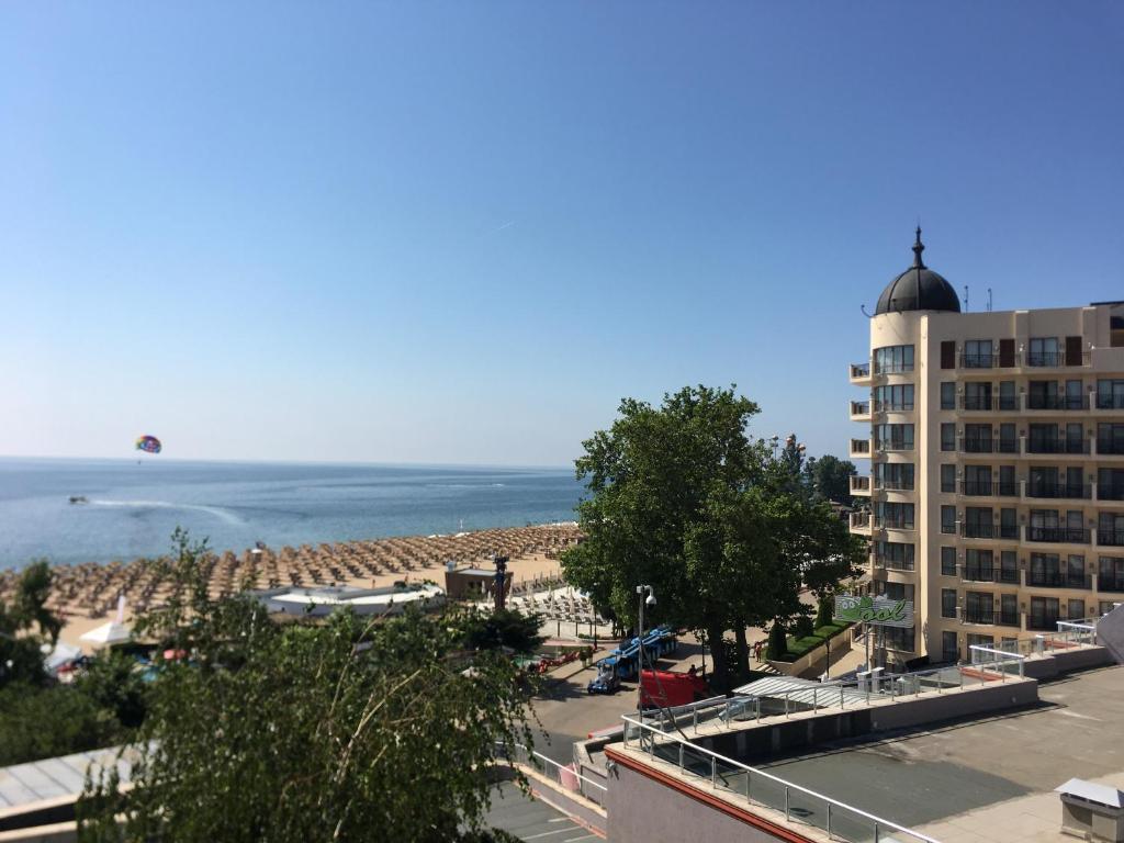 vista su una spiaggia e su un edificio di Sunny apartment Lavanda Golden Sands 1st line a Golden Sands