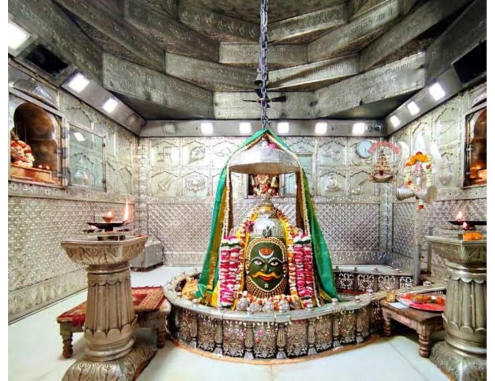 een grote kamer met een altaar in een tempel bij T24:Hotel & Restaurant, Ujjain in Ujjain