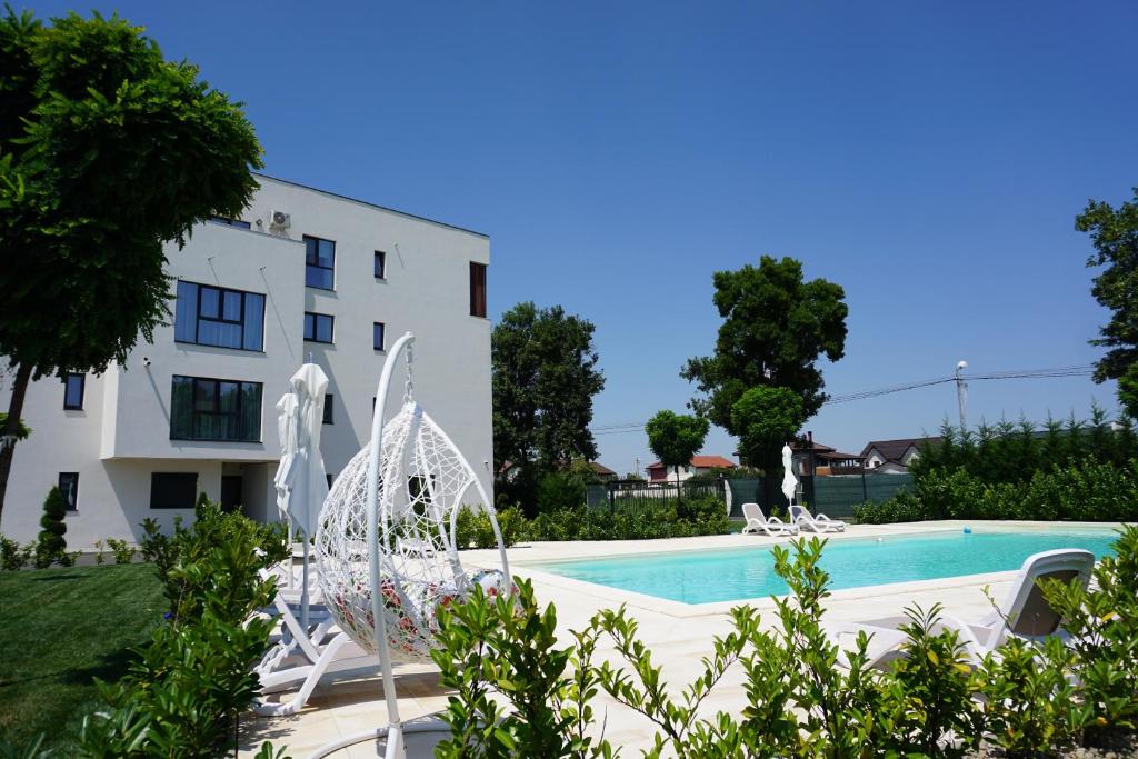 uma piscina em frente a um edifício em Rosi Residence em Chişoda