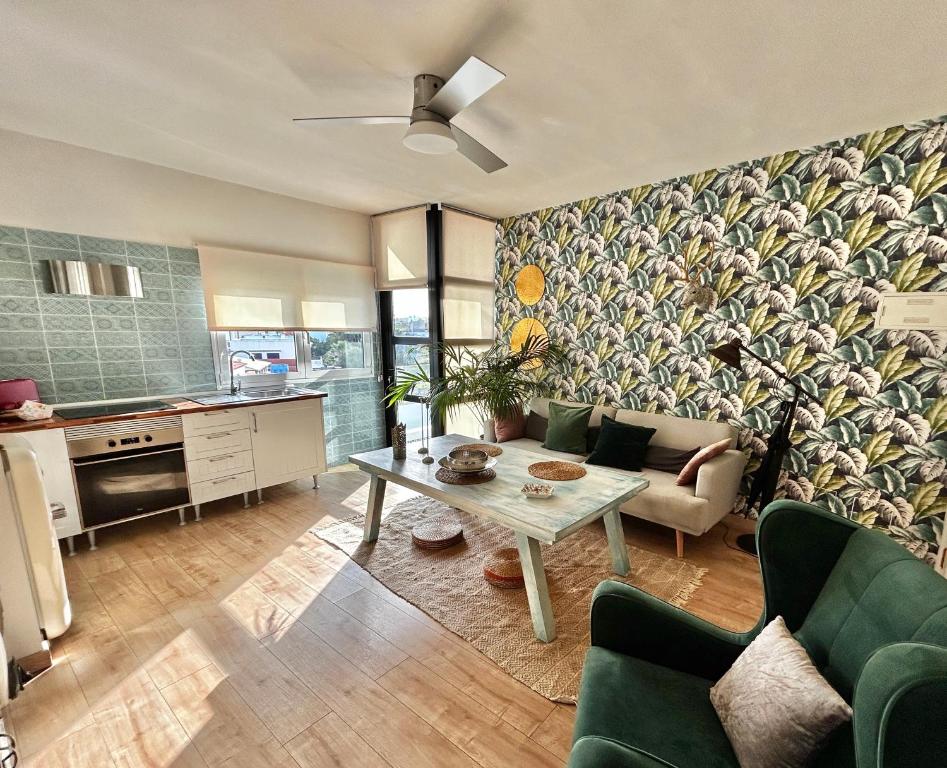 ein Wohnzimmer mit einem Tisch und einer Küche in der Unterkunft Apartamento paula in San Miguel de Abona