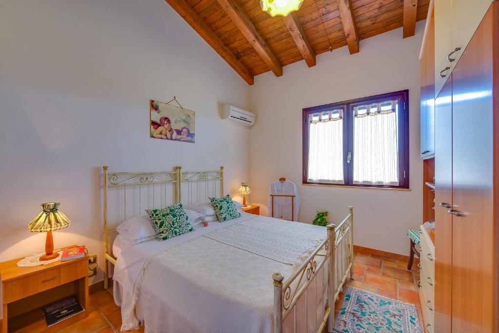 A bed or beds in a room at La Rosa Rossa