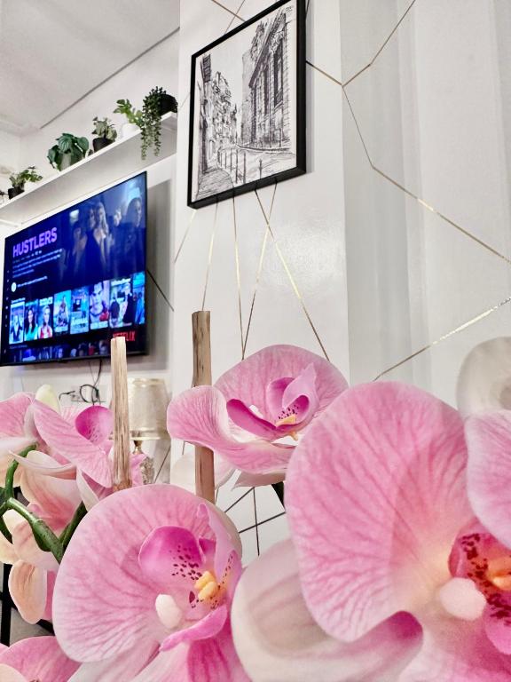 Aesthetic One Bedroom Beside SM w Pool, Wifi and Netflix photo