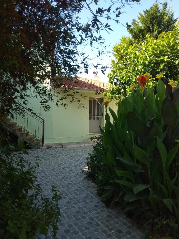 Vonkajšia záhrada v ubytovaní Ευχάριστο σπίτι με ωραίο κήπο
