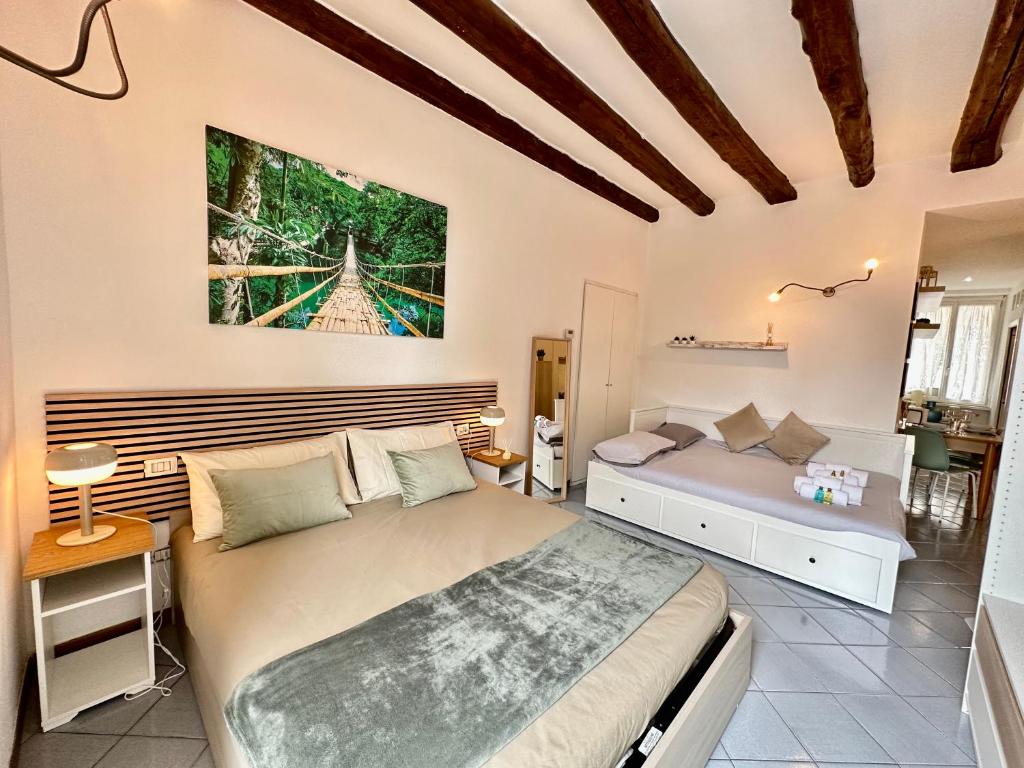 una camera da letto con due letti in una stanza di Near Airport - LOFT Università 4 posti letto a Bergamo