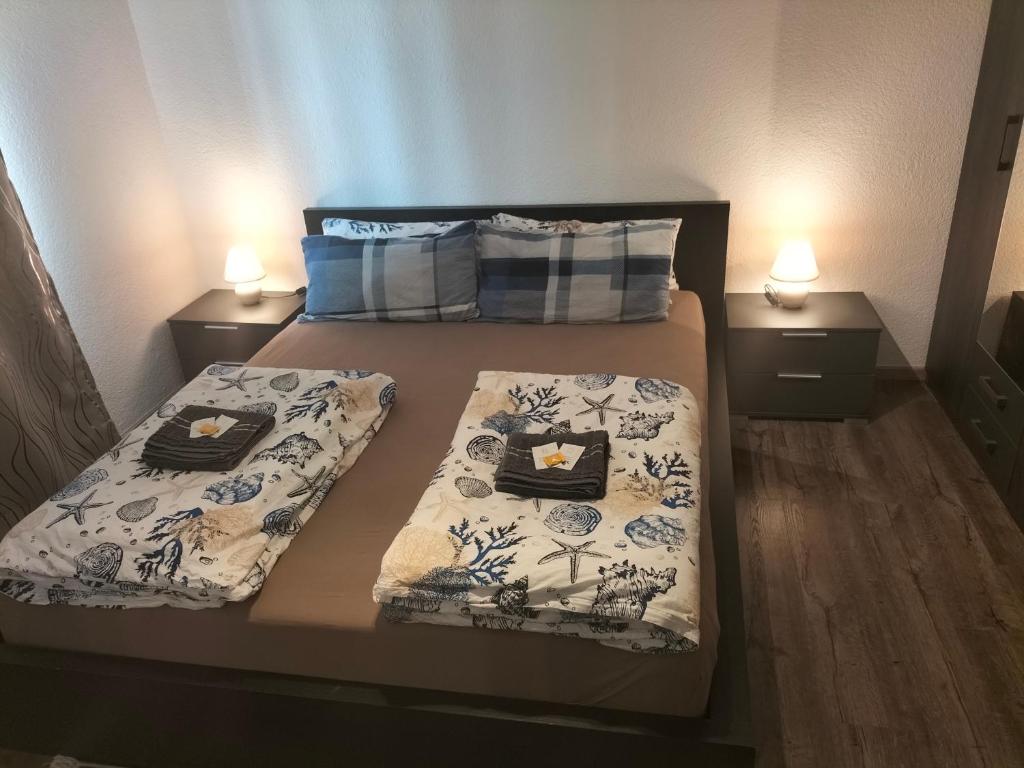 2 camas en una habitación pequeña con 2 lámparas en 01 Stuttgart Holiday en Stuttgart