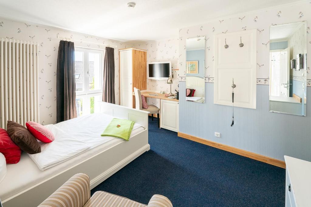 1 dormitorio con 1 cama blanca grande en una habitación en SaarlandTraum Weihermühle en Schmelz