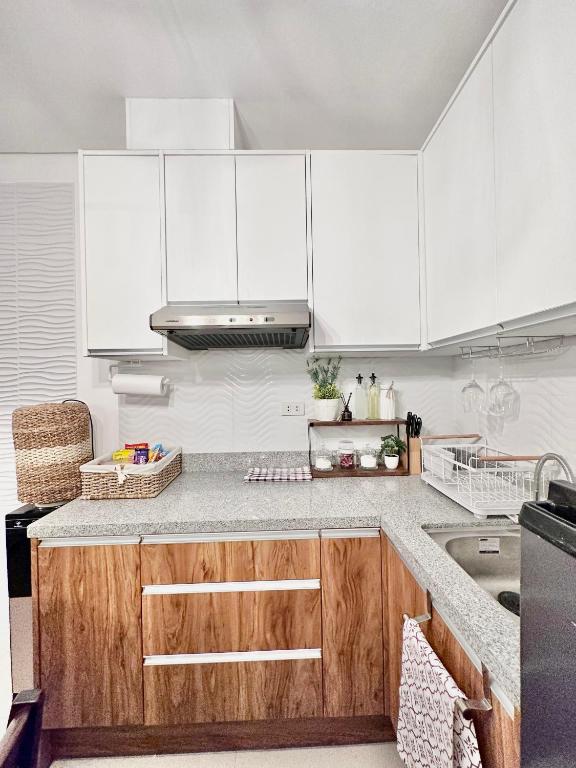 Aesthetic One Bedroom Beside SM w Pool, Wifi and Netflix photo