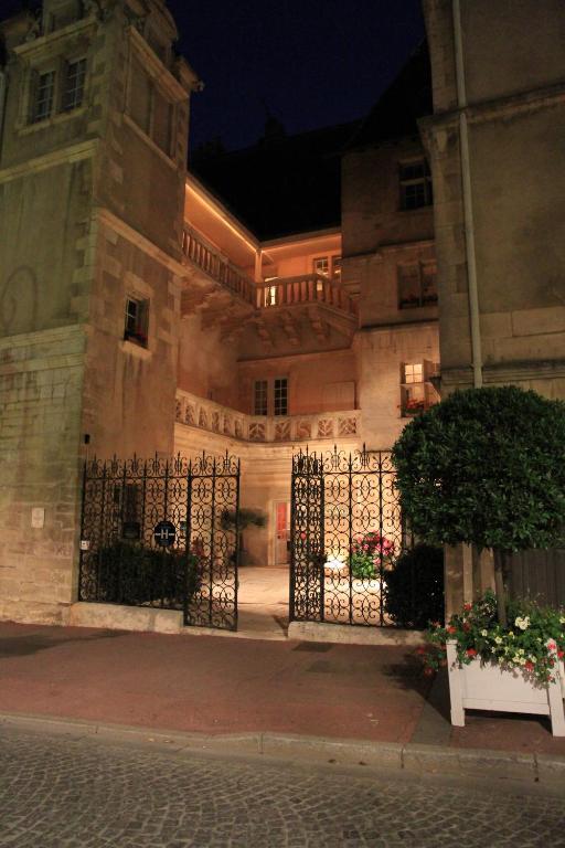 a building with a gate in front of it at night at Hotel D&#39;haussonville in Nancy