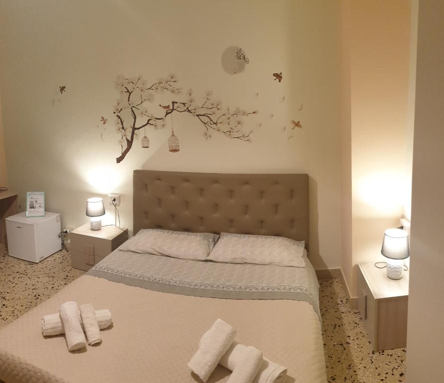 1 dormitorio con 1 cama con 2 toallas en Stella Maris, en Palermo