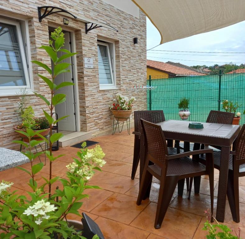 a patio with a table and chairs and a fence at Natura Cantabria in Santillana del Mar