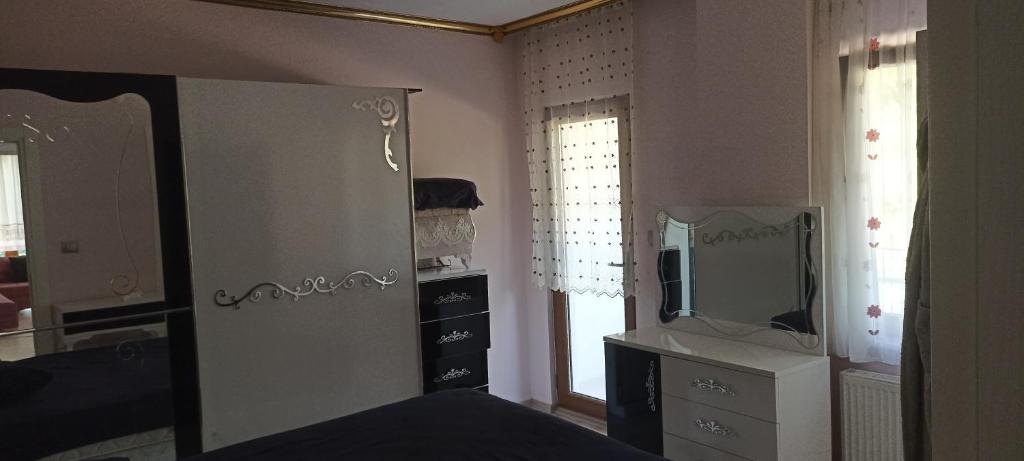 - une chambre avec un lit, un miroir et une commode dans l'établissement TERMAL LUX HOUSE, à Yalova