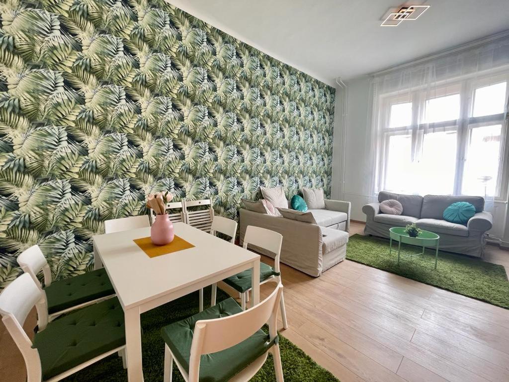 - un salon avec une table et des chaises dans l'établissement Boutique HomeR1274 Apartment #3bedroom #freeparking, à Budapest