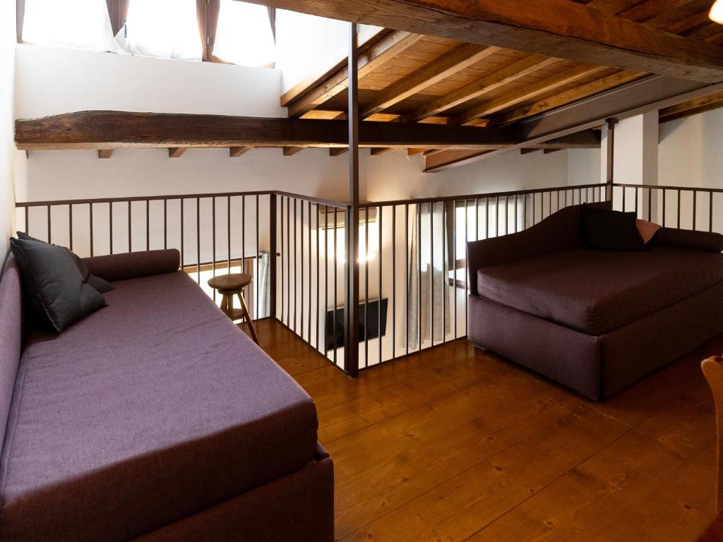 un soggiorno con un divano e una poltrona di I Fragoli al David a Firenze