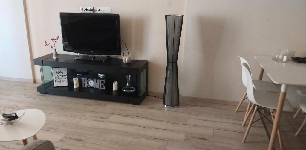 TV a/nebo společenská místnost v ubytování Sol's M2 White Modern Apartments
