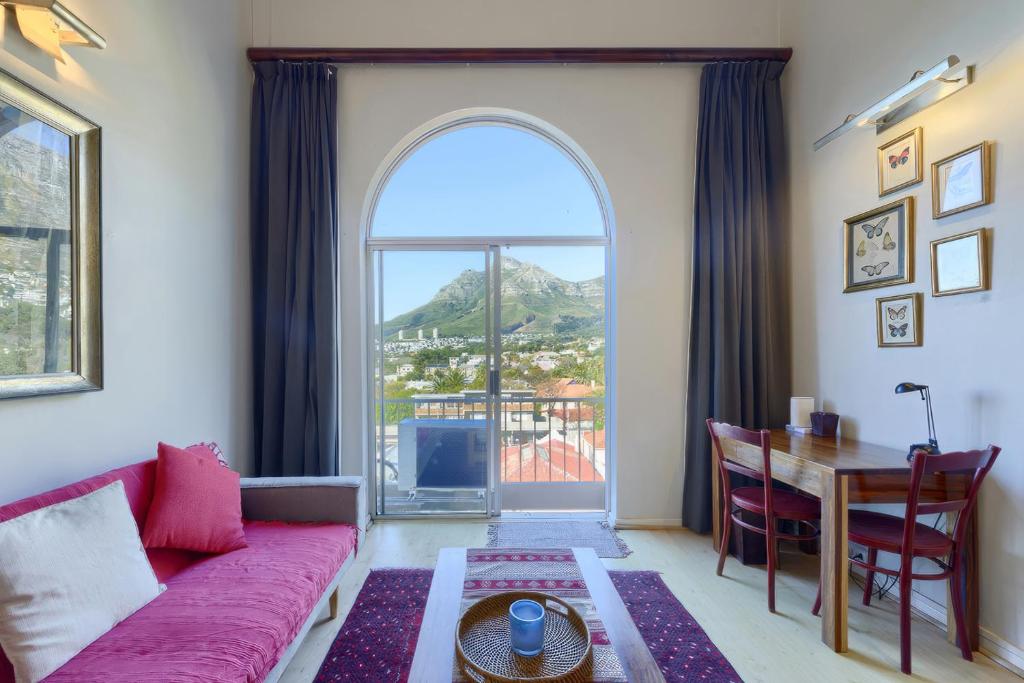 Ruang duduk di Loft Apartment off Kloof with Table Mountain views