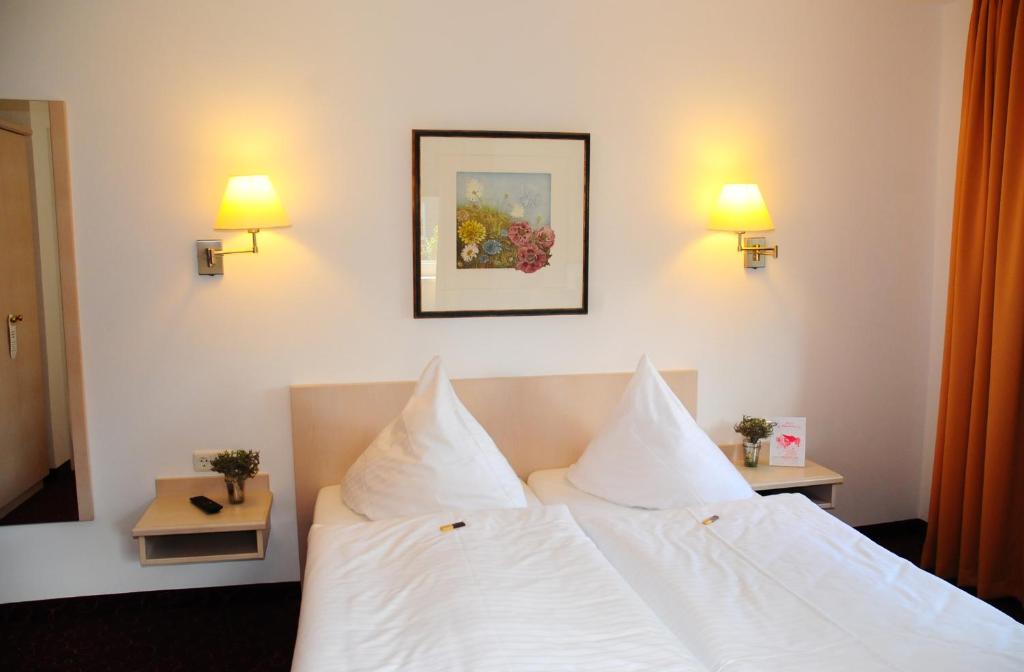 Postel nebo postele na pokoji v ubytování Hotel Blankenese