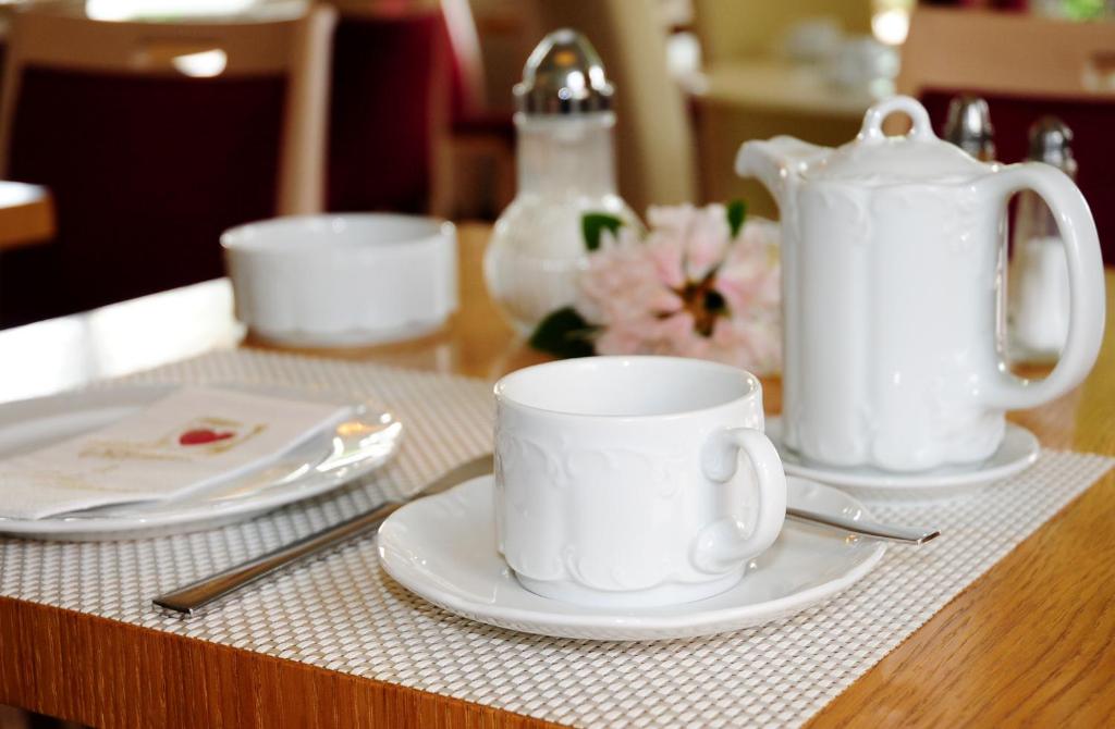 Příslušenství pro přípravu čaje a kávy v ubytování Hotel Blankenese
