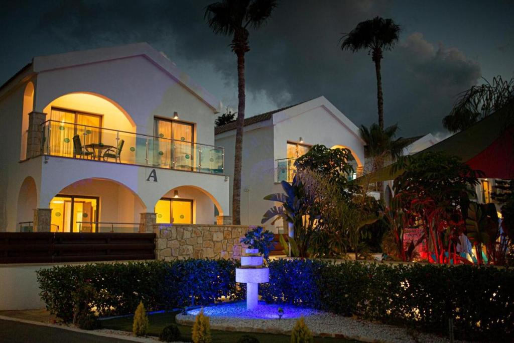 Un jardín fuera de Latchi Escape Hotel and Suites