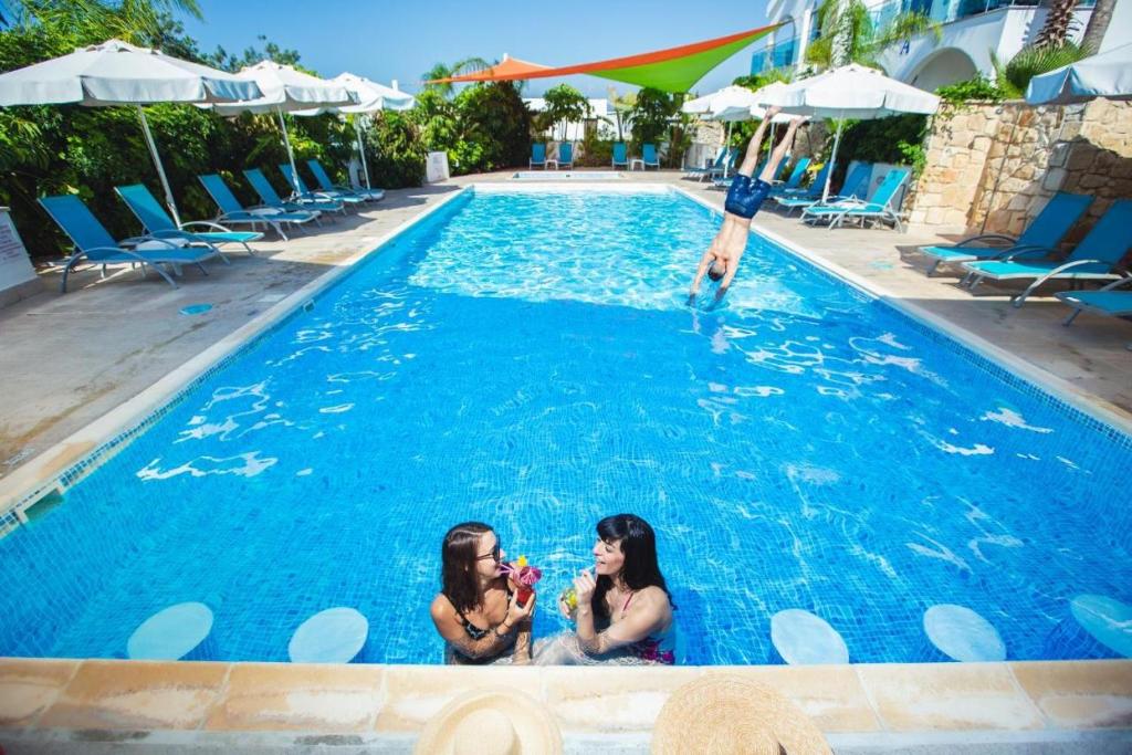 La alberca dentro o cerca de Latchi Escape Hotel and Suites