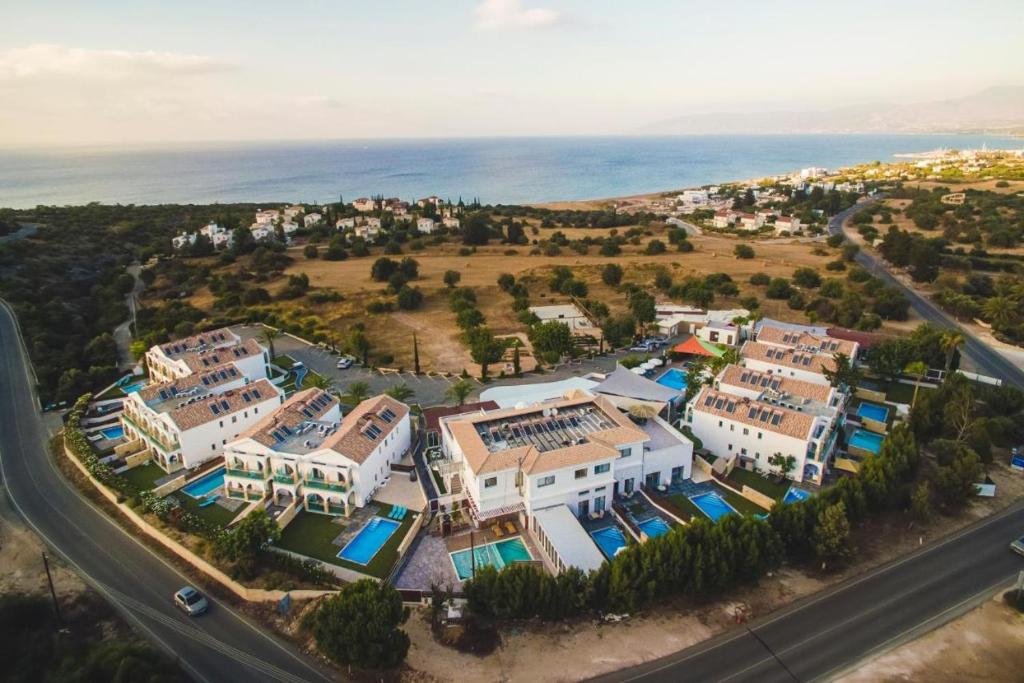 Bazen u objektu Latchi Escape Hotel and Suites ili u blizini