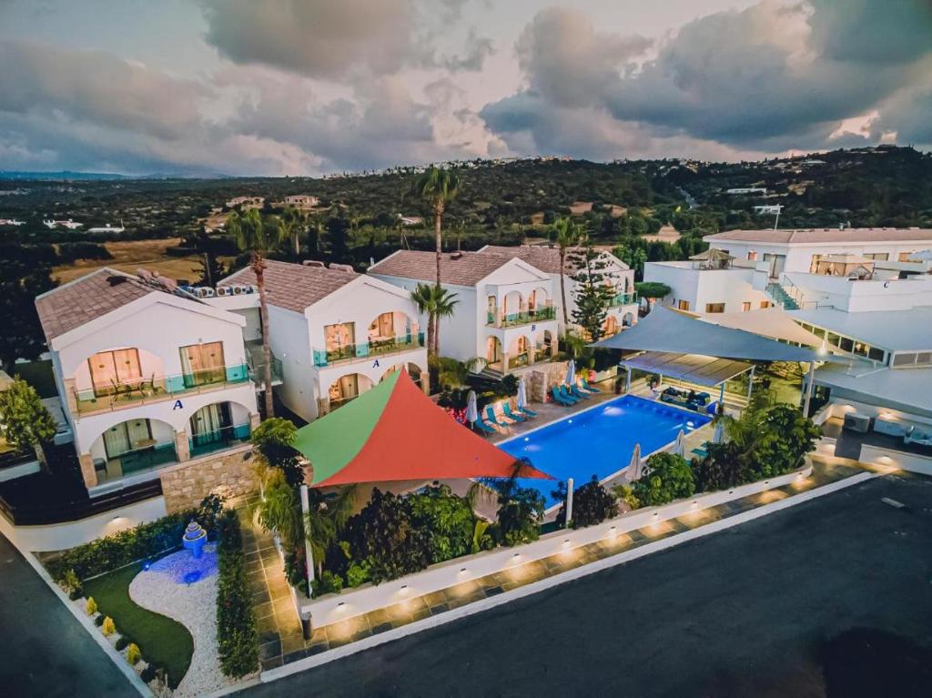 La alberca dentro o cerca de Latchi Escape Hotel and Suites
