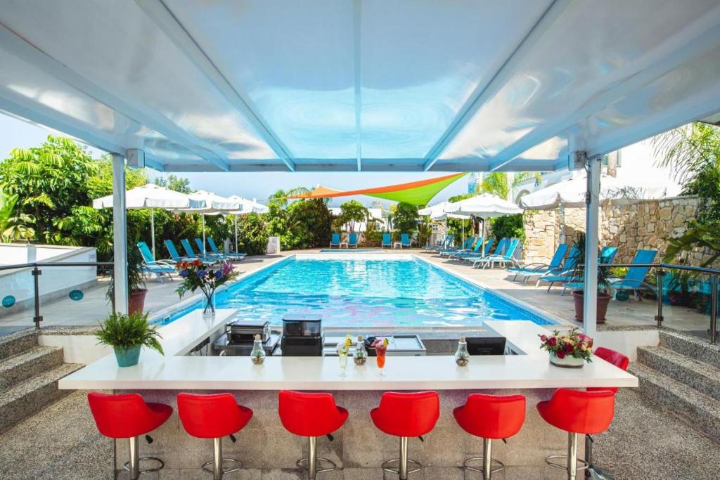 La alberca dentro o cerca de Latchi Escape Hotel and Suites