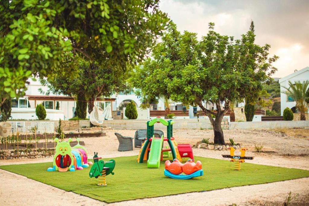Zona de juegos infantil en Latchi Escape Hotel and Suites