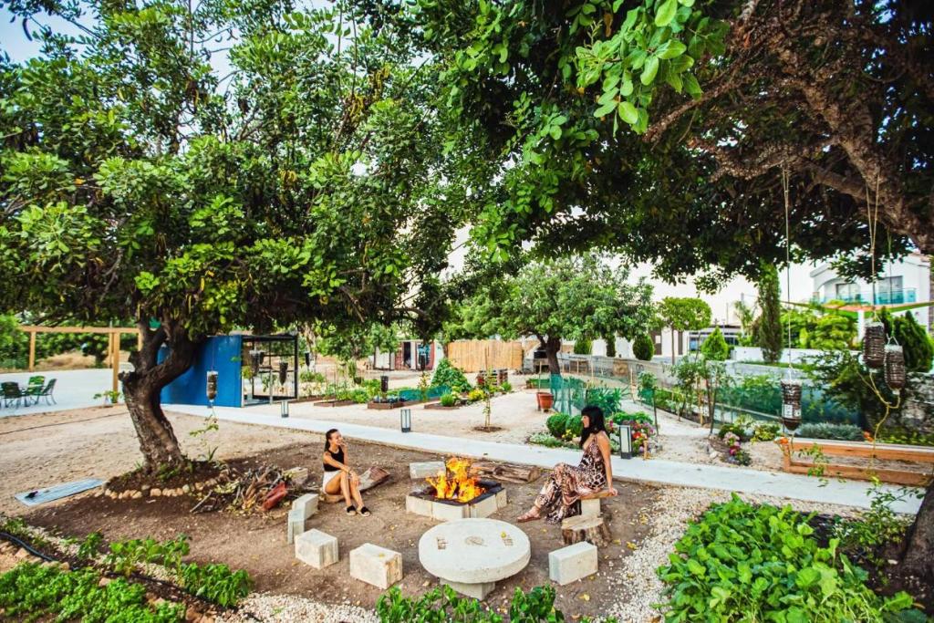 Un jardín fuera de Latchi Escape Hotel and Suites