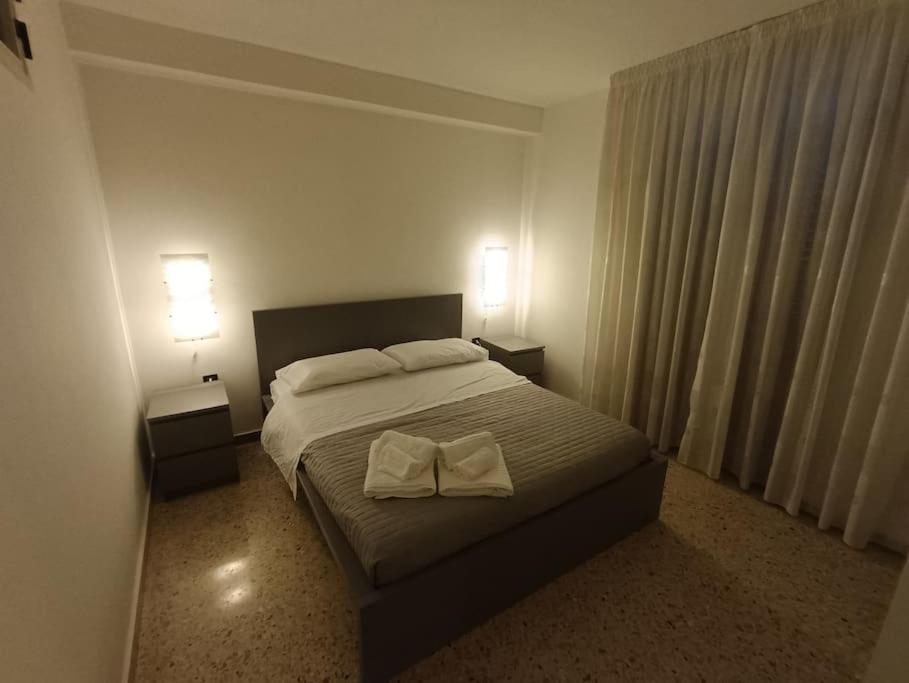 1 dormitorio con 1 cama con 2 toallas en Dà Nonna Lisa, en Castel San Lorenzo