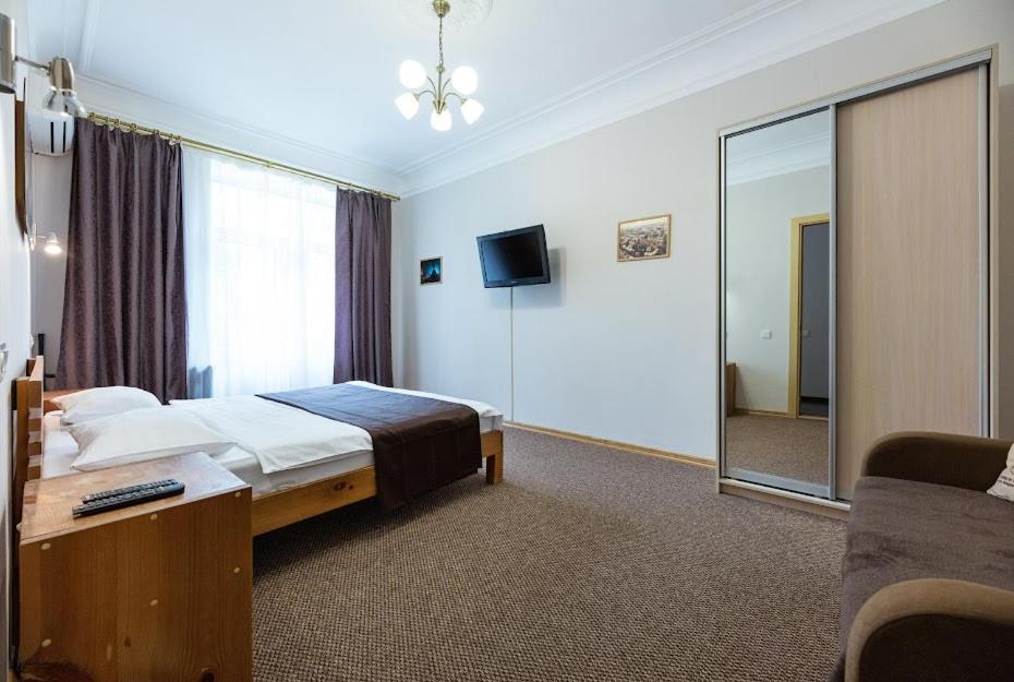ein Hotelzimmer mit einem Bett und einem Spiegel in der Unterkunft 911 flat Kiev Сenter in Kiew