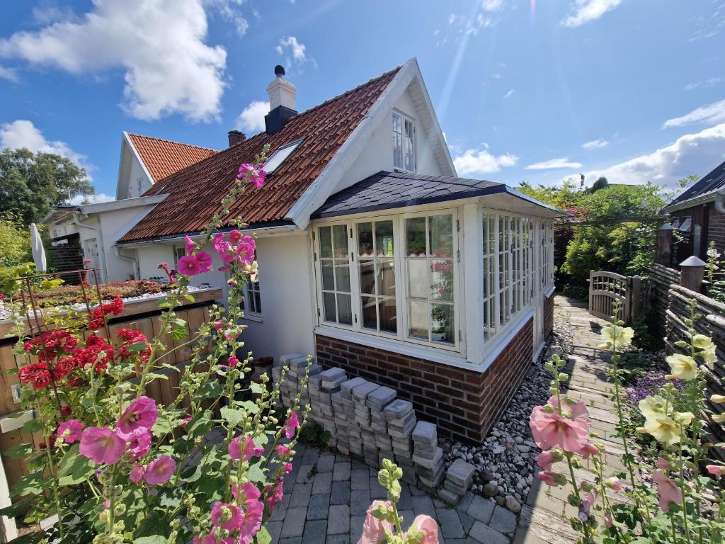 a conservatory on the roof of a house with flowers at Seglarevistet 2 in Domsten