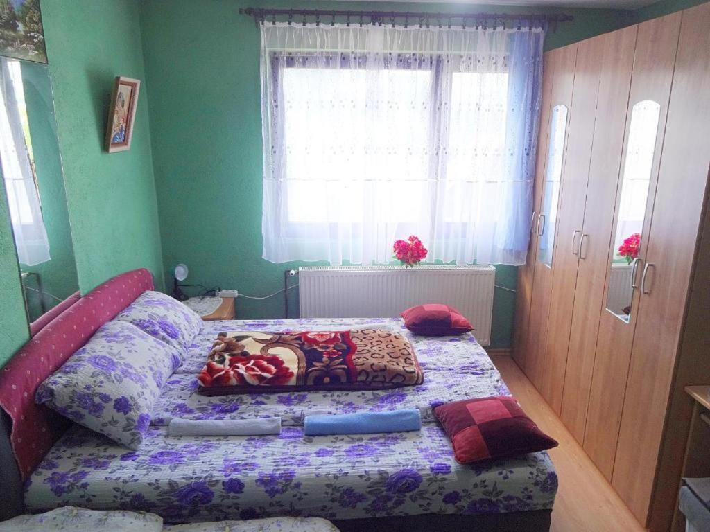 una piccola camera con un letto in una stanza di Apartman Milica a Foča