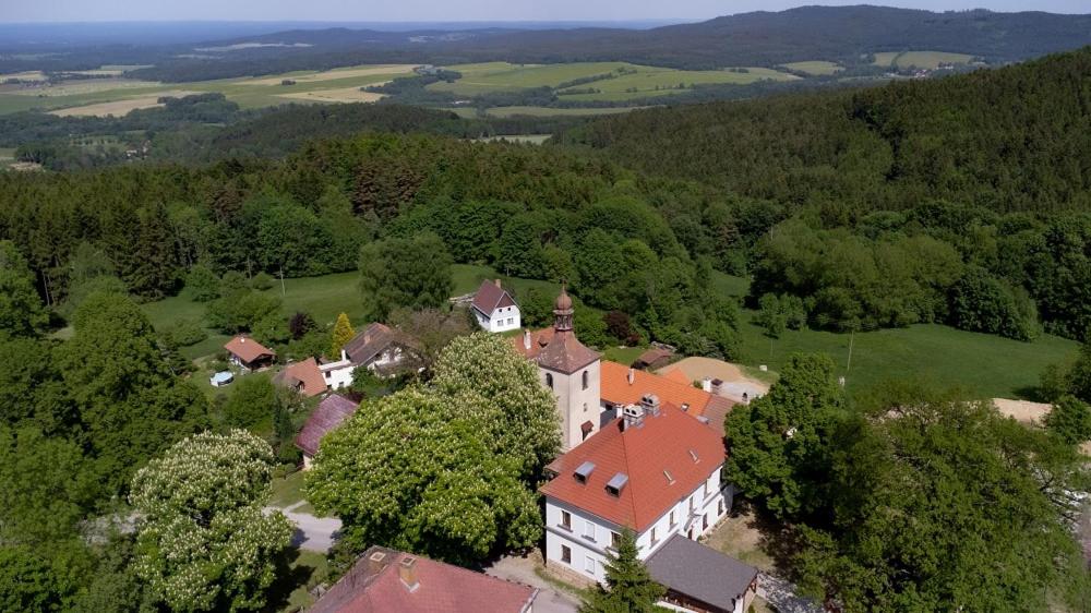 uma vista aérea de uma grande casa nas árvores em Penzion Zvonice Hojná Voda em Horní Stropnice