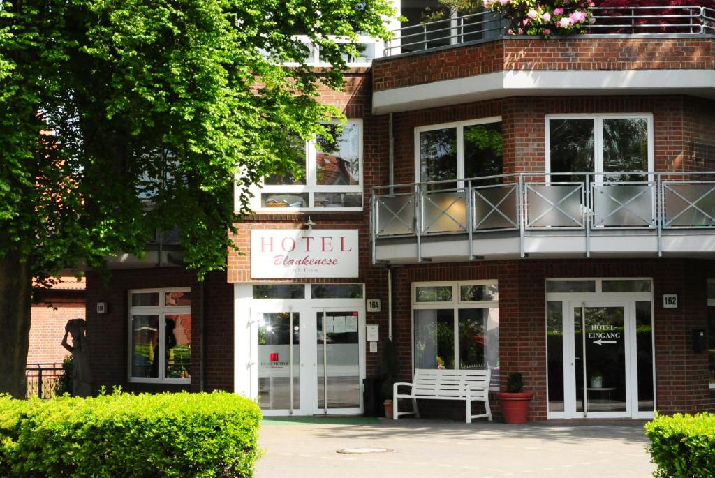 un bâtiment avec un panneau indiquant l'échange d'hôtels dans l'établissement Hotel Blankenese, à Hambourg