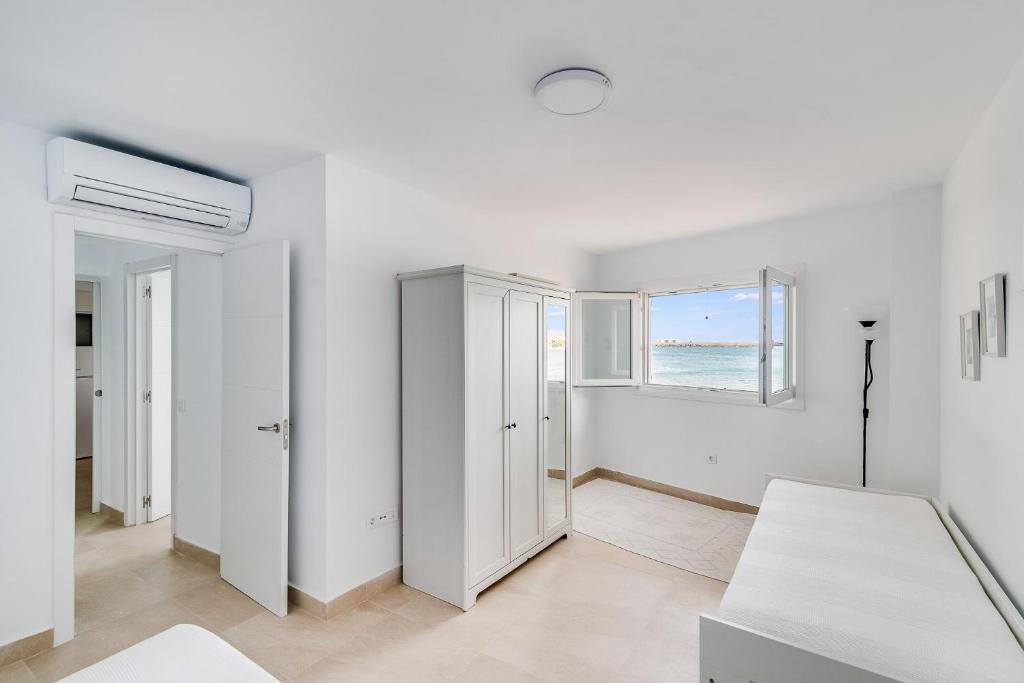Jest to biały pokój z widokiem na ocean. w obiekcie Casa Daura Playa de Arinaga 2023 Reformed w mieście Arinaga