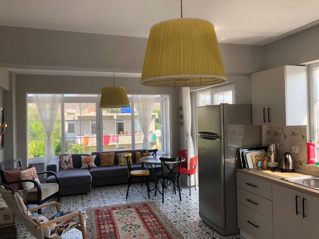 kuchnia i salon z kanapą i lodówką w obiekcie Doğa Evleri w mieście Marmara