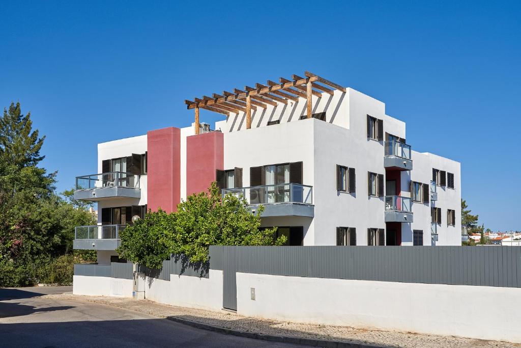 een wit gebouw met balkons aan de zijkant bij LEGACY SUITES & APARTMENTS ALBUFEIRA AL in Albufeira