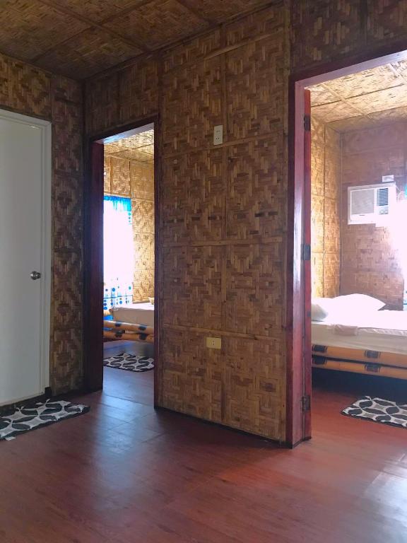 Postel nebo postele na pokoji v ubytování Island Tiki Paradise Resort