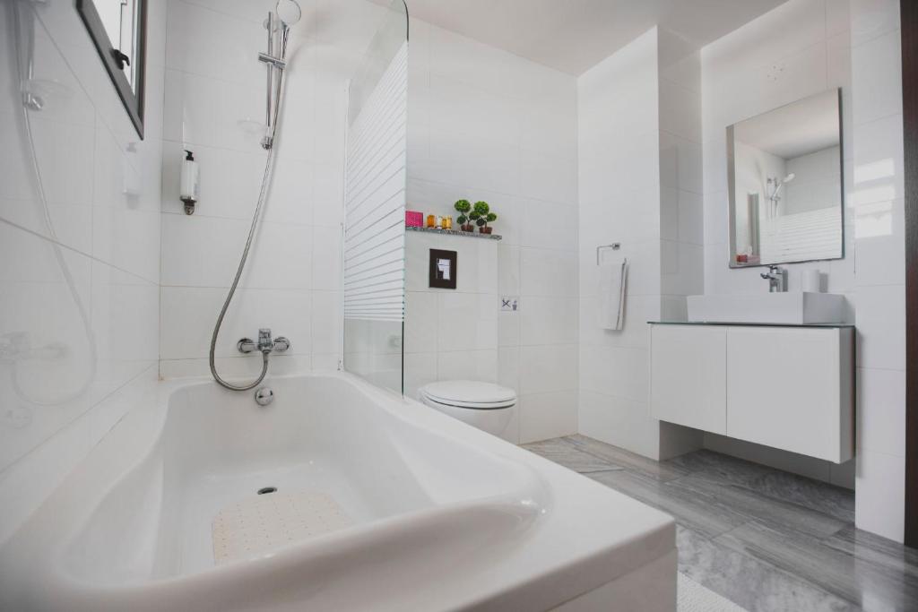 Un baño de Latchi Escape Hotel and Suites