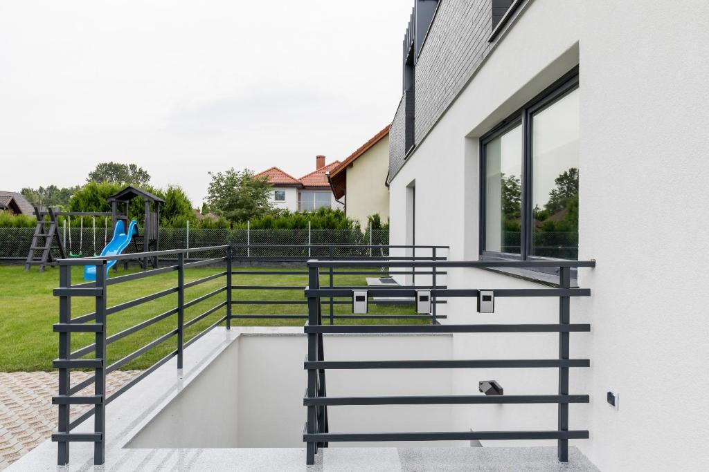 Balkón alebo terasa v ubytovaní Underground Apartment in a Lux Holiday House Posejdon by Renters Prestige