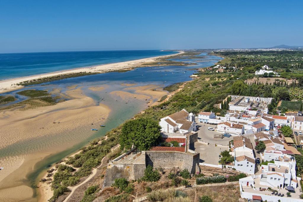 eine Luftansicht auf eine Stadt und den Strand in der Unterkunft Casa Do Levante3 Bedrooms With Sea View in Vila Nova De Cacela