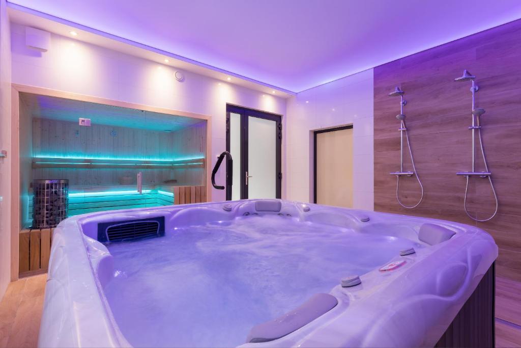 Posteľ alebo postele v izbe v ubytovaní Underground Apartment in a Lux Holiday House Posejdon by Renters Prestige