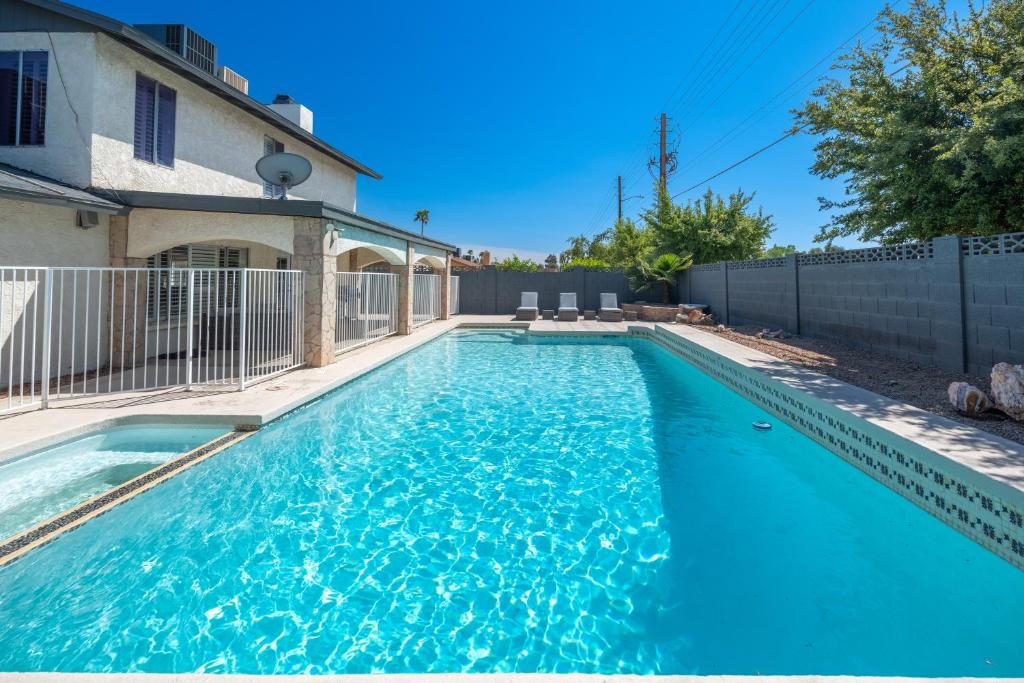 Πισίνα στο ή κοντά στο Spacious Glendale Home with Pool and Mountain Views!