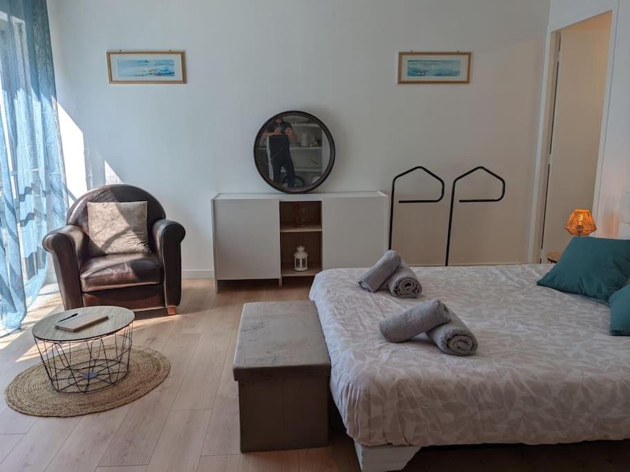 Łóżko lub łóżka w pokoju w obiekcie Beau studio à deux pas de la gare - Kerlaouen