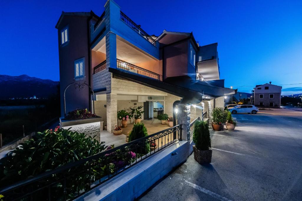 una casa grande con entrada por la noche en San Mihael luxury rooms 1, en Dugopolje