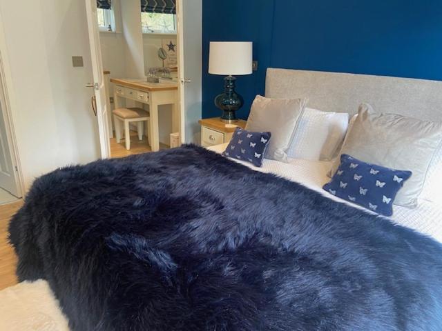 un grande letto con una coperta blu sopra di Luxury Lodge Hoburne Devon Bay WG21 a Paignton