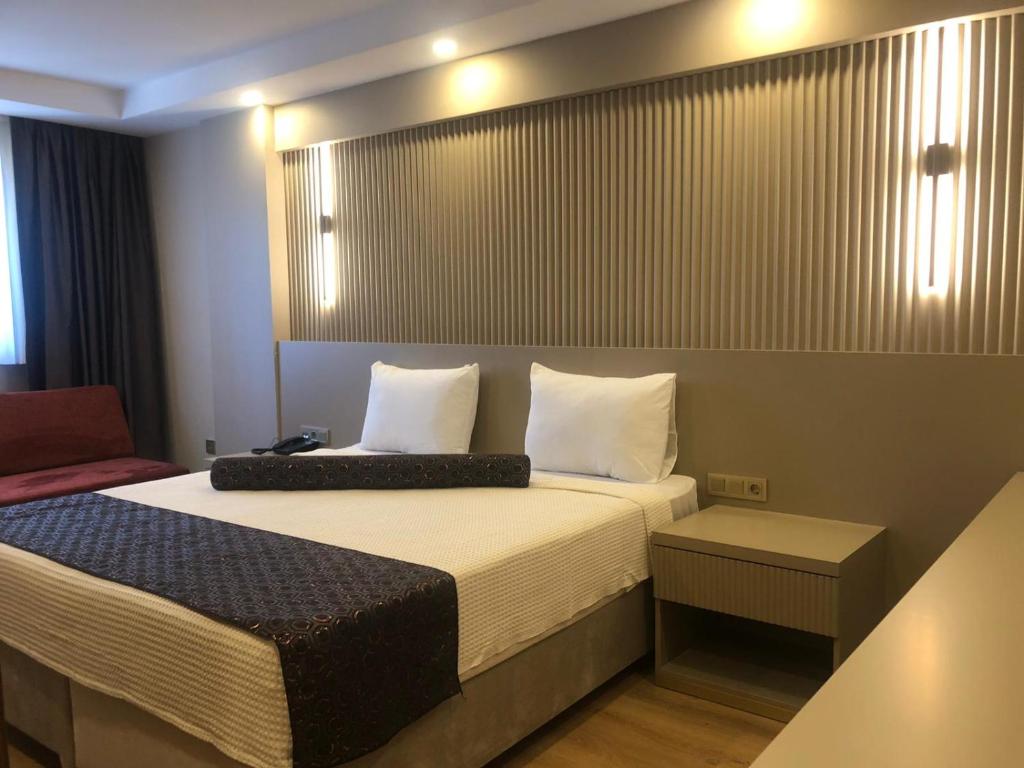 En eller flere senge i et værelse på Grand İska Hotel