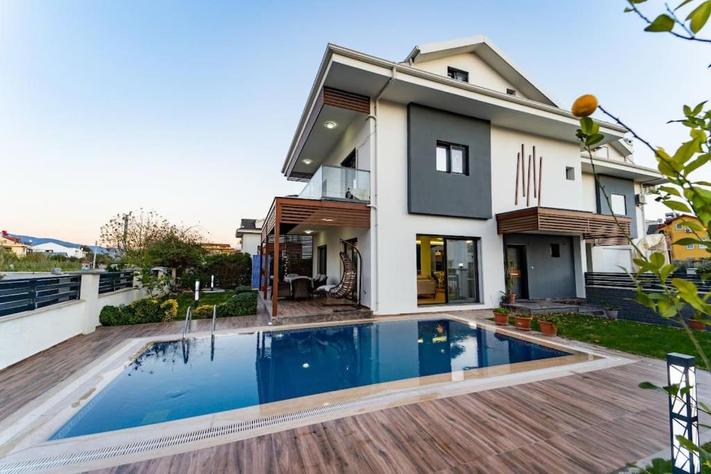 Merkezde Muhteşem Havuzlu Villa
